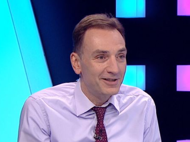 Surpriză mare în fotbalul românesc: Radu Naum, uluit de selecția naționalei, și intervenția lui Gabi Balint Întrebarea care s-a ridicat în prima clipă nu a fost una obișnuită pentru pasionații de fotbal, ci una de-a dreptul șocantă: de ce Radu Naum, cunoscutul comentator sportiv, și-a pus mâinile în cap în timp ce privea lista tricolorilor convocati? Momentul a devenit rapid viral, și nu doar pentru reacția neașteptată, ci și pentru contextul în care a avut loc