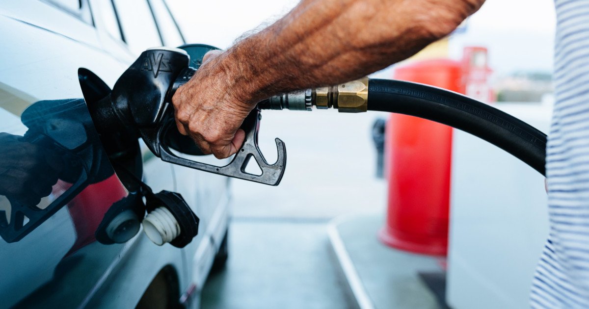 Prețurile carburanților din România nu s-au alin g cu tendințele pieței internaționale, iar scumpirile înregistrate în ultimele zile nu reflectă încă evoluțiile globale ale petrolului