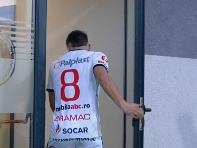 Dragoș Albu desființează acuzațiile lui Dorinel Munteanu: „Nu am făcut nimic special, doar am avut încredere în mine” După o perioadă de tăcere, jucătorul de fotbal Dragoș Albu a ales să răspundă acuzațiilor aduse de fostul său antrenor, Dorinel Munteanu, care recent l-a acuzat că i-ar fi făcut vreun «lucru unic» de când activează în lumea sportului