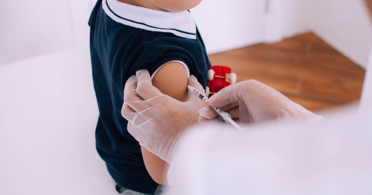 Rata de vaccinare în scădere: provocări din cauza dezinformării și comparații surprinzătoare între România și Ucraina Vaccinarea rămâne unul dintre cele mai eficiente instrumente de prevenție pentru combaterea bolilor infecțioase, însă tendința de scădere a acoperirii vaccinale în ultimii ani îngrijorează autoritățile din întreaga lume
