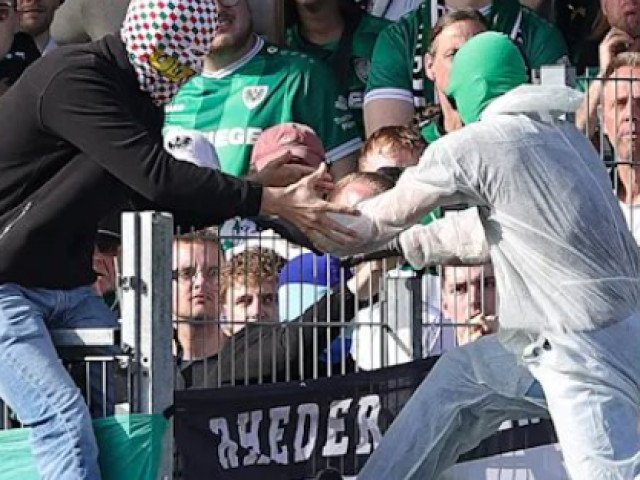 Moment neașteptat și extrem de periculos la un meci de fotbal din Germania: un fan a sărit din tribună și a fost lovit de impactul căzăturii sale chiar în timpul jocului, incident ce a făcut înconjurul lumii prin imagini și relatări
