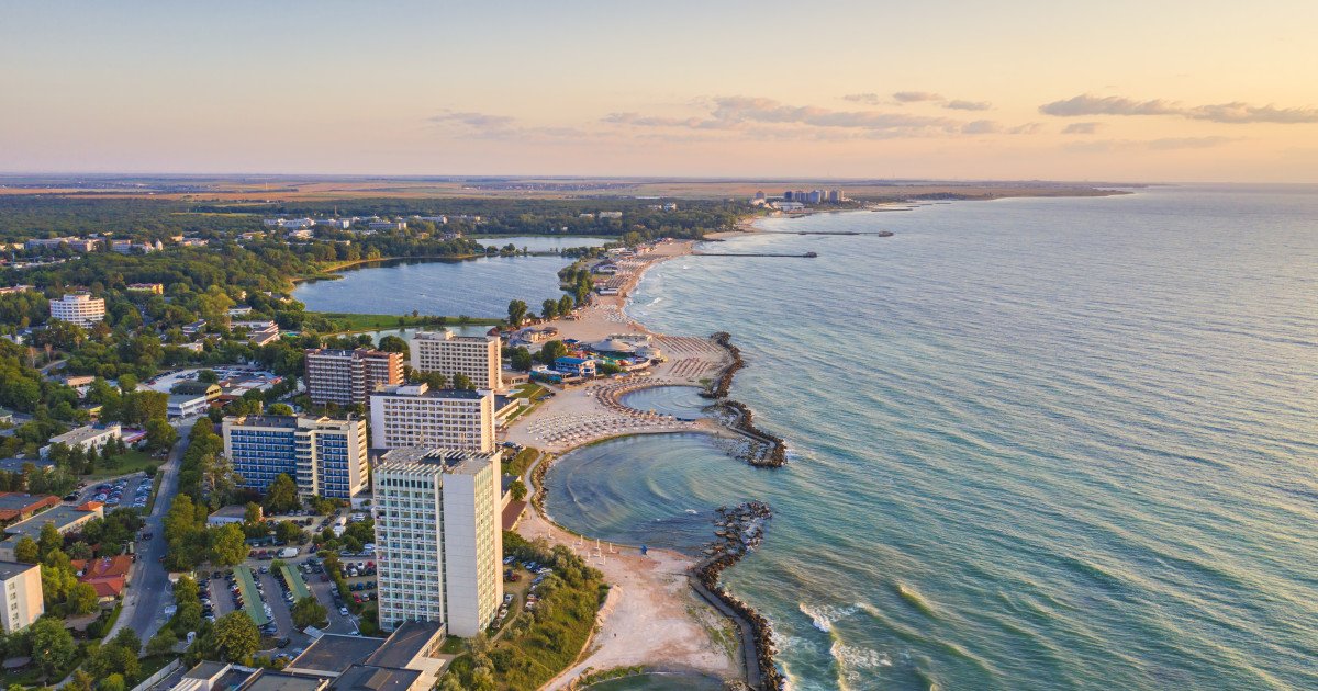 Camera Deputaților adoptă o definiție clară pentru „resortul turistic” – un pas important în reglementarea industriei turistice Plenul Camerei Deputaților a aprobat miercuri, cu majoritate de voturi, un proiect de lege menită să clarifice pentru prima dată în legislația din România noțiunea de „resort turistic”