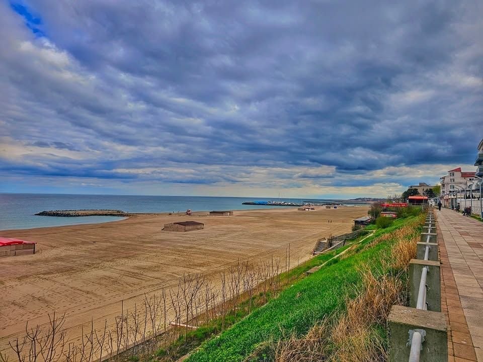 Controverse în zona plajelor de pe litoralul românesc: Sesizare de neconstituționalitate asupra modificărilor legislative din domeniu Luna noiembrie a anului trecut a adus în prim-plan o dispută juridico-politică legată de modul în care sunt administrate plajele de pe litoralul românesc, odată cu sesizarea depusă de către șeful statului la Curtea Constituțională referitoare la o lege recent votată