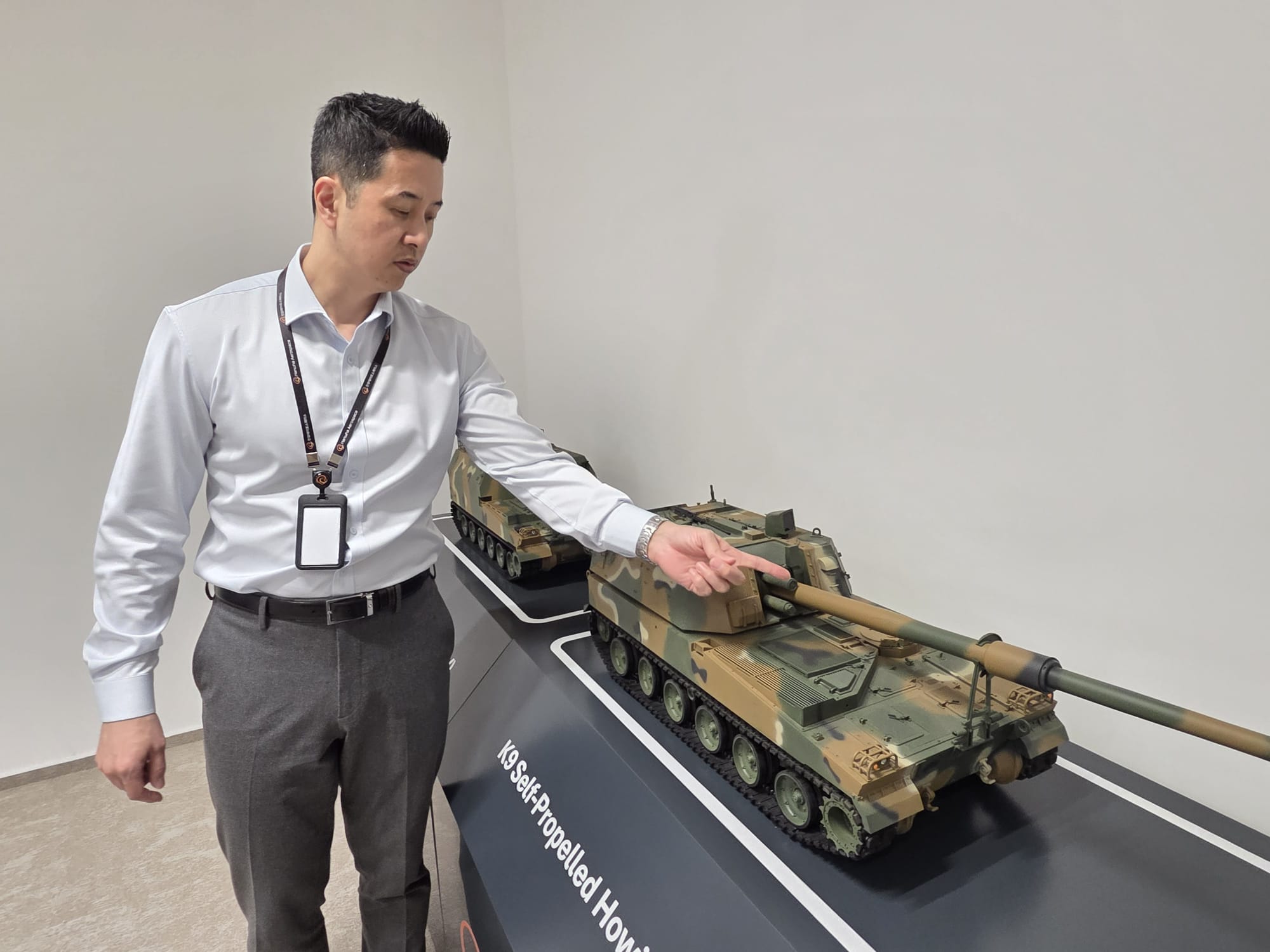 Un nou pion important în industria de apărare din România: inaugurarea fabricii gigantului sud-coreean Hanwha Aerospace la Petrești, Dâmbovița Într-o zi istorică pentru sectorul militar și tehnologic național, România a devenit recent gazda unei investiții de anvergură, care propulsează țara noastră în prim-planul industriei de apărare din Europa