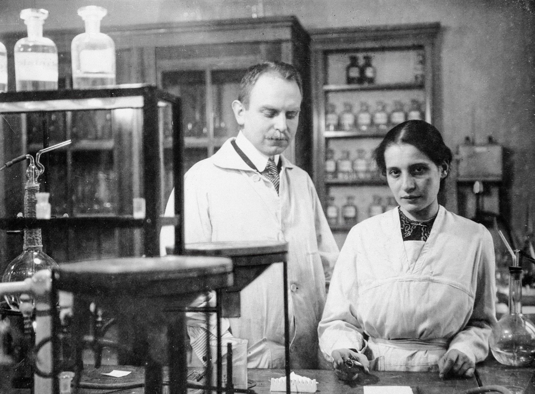 Lise Meitner, una dintre cele mai influente figuri din fizica secolului XX, a fost, pentru mult timp, o figură aproape uitată în istoria științei, în ciuda contribuțiilor sale fundamentale la descoperirea fisiunii nucleare