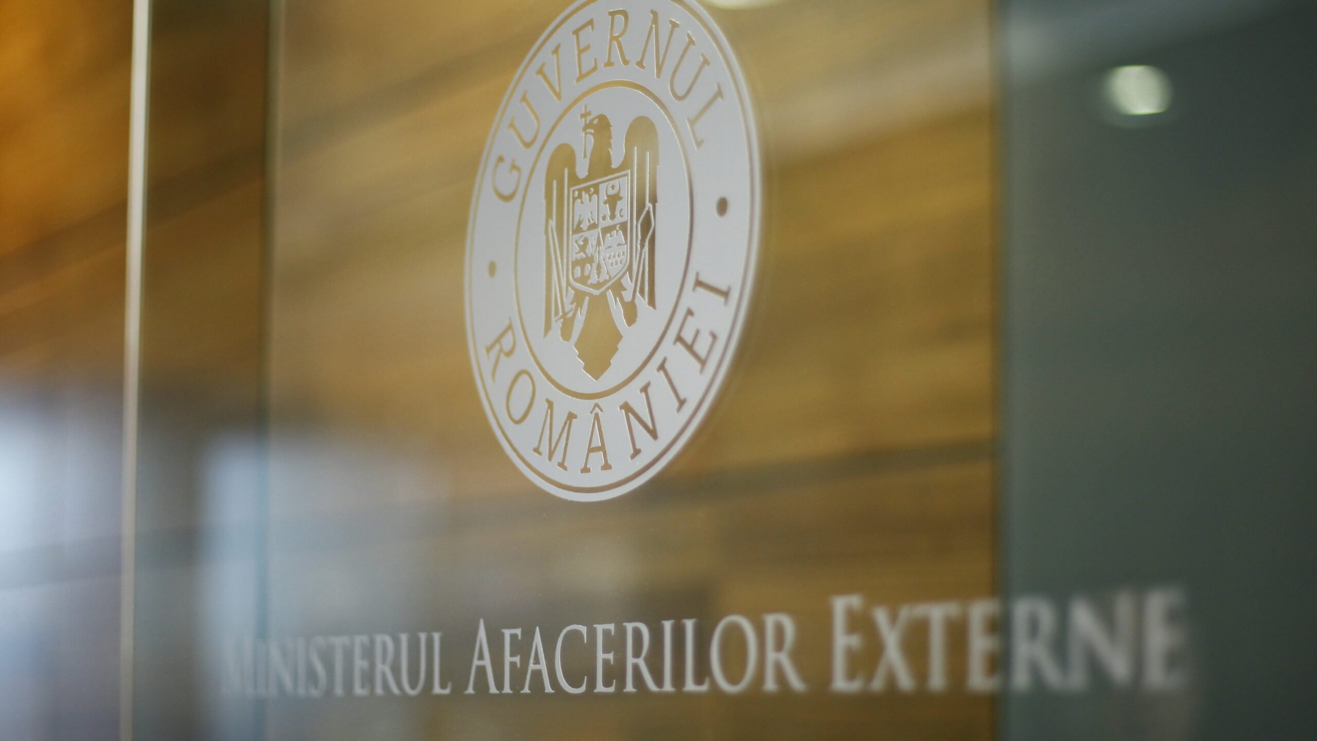 Scandalul diplomatic în care a fost implicată Irina Ponta scoate la iveală gafele îngrijorătoare ale instituțiilor românești și tensionează scena politică Un nou scandal cu tentă diplomatică zguduie scena politică românească, după ce Irina Ponta, fiica fostului premier Victor Ponta, a fost implicată în incidente care au expus slăbiciunile și lipsa de coordonare a instituțiilor românești