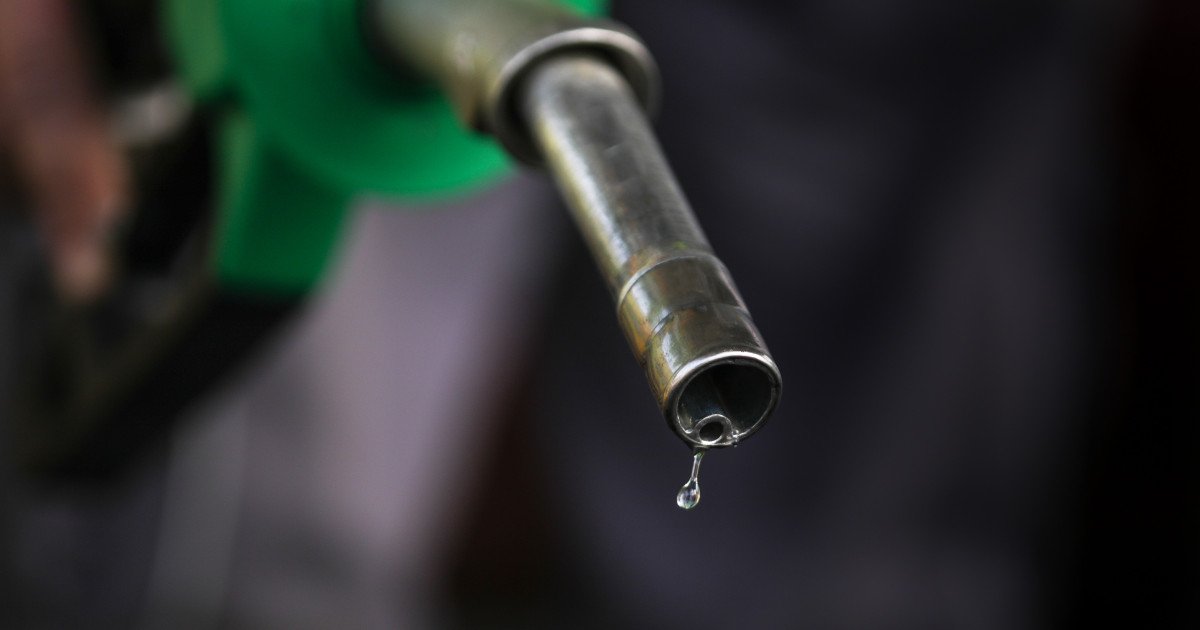 Premierul Ilie Bolojan a anunțat miercuri intenția guvernului de a pregăti o a doua intervenție menită să atenueze impactul creșterii prețurilor la carburanți, după adoptarea, cu o zi înainte, a ordonanței pentru plafonarea adaosului comercial