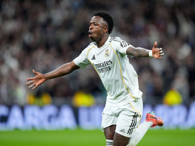 Vinicius Jr. a reușit, în sfârșit, să spargă gheața și să marcheze pentru Real Madrid în meciul cu Atletico Madrid, o performanță care a fost așteptată cu nerăbdare de întreaga familie blanco. După multiple frustrări și critici legate de problemele sale de eficacitate în fața porții, brazilianul a dat semnalul revenităii în cel mai important moment al sezonului, reușind o dublă decizivă pentru levia