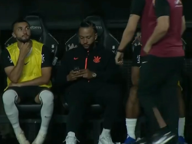 Controversă în cadrul echipei naționale a Braziliei: Depay, sancționat de staff-ul tehnic după incidente pe banca de rezerve Un moment tensionat a avut loc recent în cadrul lotului Braziliei, în timpul unei partide importante, când Memphis Depay, jucătorul naturalizat brazilian și unul dintre cei mai experimentați membri ai echipei, s-a aflat în centrul unei dispute cu antrenorii