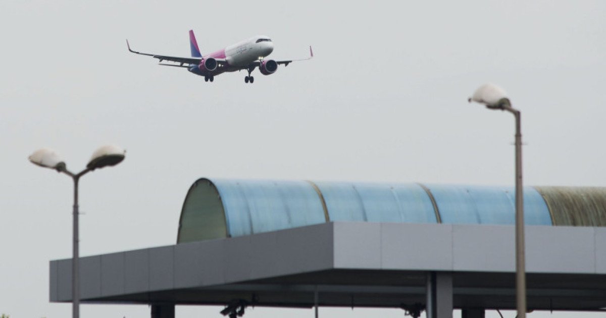Aeronavele spre Orientul Mijlociu, anulate din cauza escaladării tensiunilor în regiune Compania Națională Aeroporturi București (CNAB) a anunțat joi că 23 de zboruri spre și dinspre destinații precum Tel Aviv, Damasc, Dubai și Doha au fost anulate, în urma agravării situației din Orientul Mijlociu