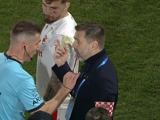 Marius Avram, fost arbitru internațional și actual analist de fotbal, a făcut recent lumină asupra incidentului controversat din meciul CFR – Dinamo, în care Zeljko Kopic a fost nevoit să intre pe teren după o intervenție virulentă a unuia dintre jucători