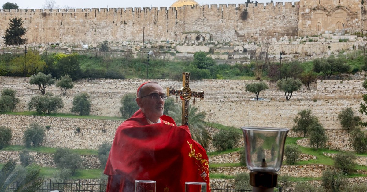 Prim-ministrul Israelului, Benjamin Netanyahu, a anunțat luni că autoritățile israeliene vor permite imediat accesul patriarhului latin al Ierusalimului la Biserica Sfântului Mormânt, după incidentul tensionat de duminică, când cardinalul Pierbattista Pizzaballa fusese împiedicat de poliția israeliană să participe la serviciile religioase de Florii