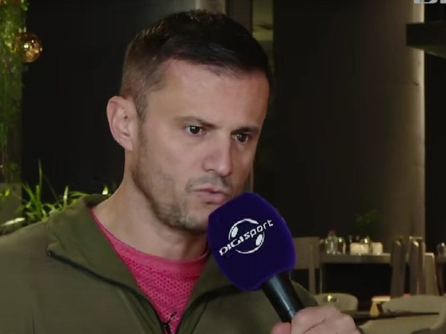 Derby-ul dintre Rapid și Dinamo, disputat sâmbătă seara pe Arena Giulești, s-a încheiat cu o victorie dramatică pentru Rapid, scor 3-2, și a stârnit numeroase controverse privind deciziile arbitralelor, acuzate de o greșeală ce ar fi influențat decisiv cursul meciului