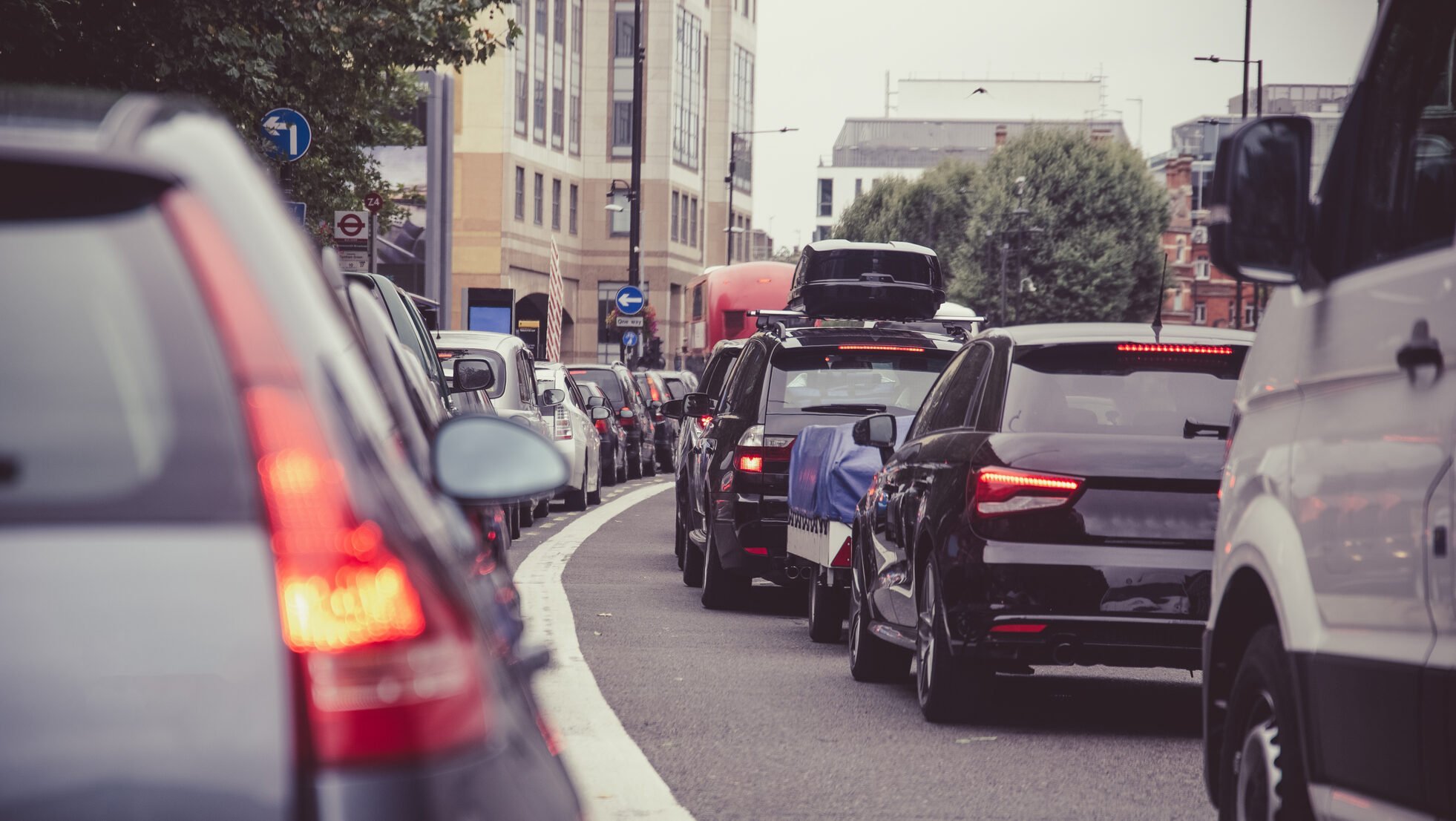 Brașovul face un pas important spre siguranța rutieră și fluidizarea traficului prin instalarea semafoarelor inteligente echipate cu radar, o decizie aprobată recent de Comisia de Circulație a municipiului