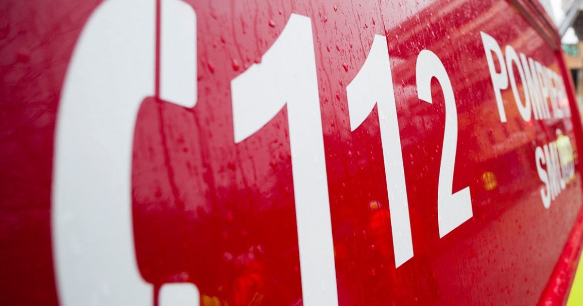 Un microbuz a luat foc lângă şoseaua de centură din Arad. Două persoane au suferit arsuri