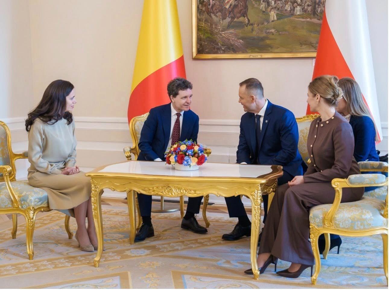 Mirabela Grădinaru, admirată pentru eleganța sa, comparată cu Kate Middleton după vizita din Polonia Prezențele oficiale ale reprezentanților statului sunt întotdeauna atent urmărite, iar detaliile vestimentare devin elemente de discuție și analiză aproape imediat după eveniment