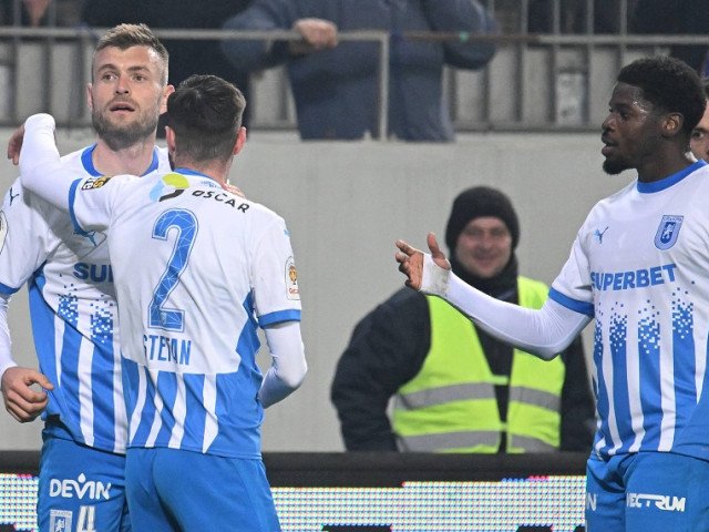 Câțiva zeci de spectatori au fost martorii unei scene neașteptate la stadionul din Craiova, după ce antrenorul de la CFR Cluj, Dan Petrescu, a intervenit într-un meci marcat de tensiuni și momente intense