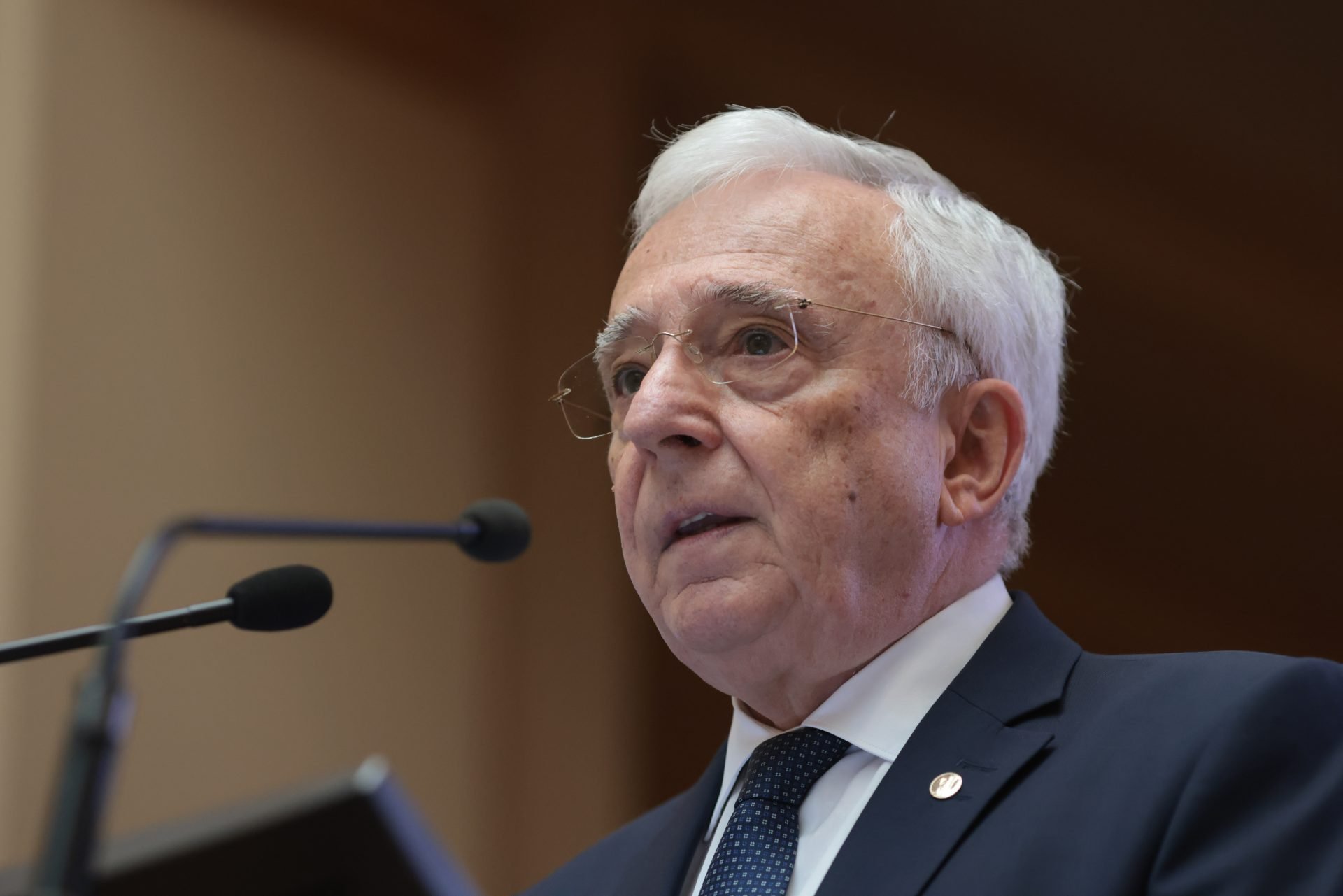 Mugur Isărescu avertizează asupra echilibrului delicat dintre politicile fiscale și monetare în contextul incertitudinii globale Guvernatorul Băncii Naționale a României (BNR), Mugur Isărescu, a tras un semnal de alarmă cu privire la provocările cu care se confruntă economiile mondiale și, implicit, și cea românească