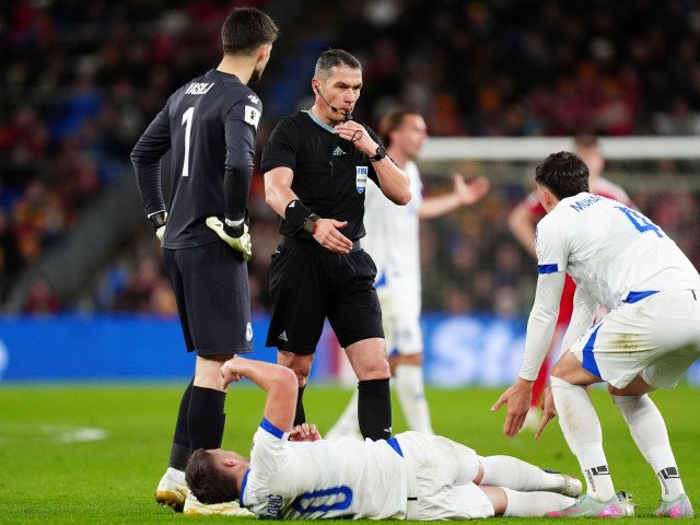 Istvan Kovacs, arbitru român de prestigiu, a fost din nou în centrul atenției după meciul între Țara Galilor și Bosnia, din cadrul preliminariilor pentru Campionatul Mondial