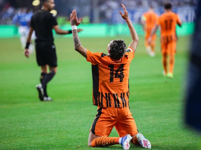 Un nume de urmărit în fotbalul european emergent după un gol spectaculos: UEFA îl lasă în vizor pe tânărul talent Spectacolul din Conference League a adus în lumină un jucător surprinzător, ale cărui acțiuni de pe teren au fost remarcat de UEFA pentru originalitatea și impactul lor