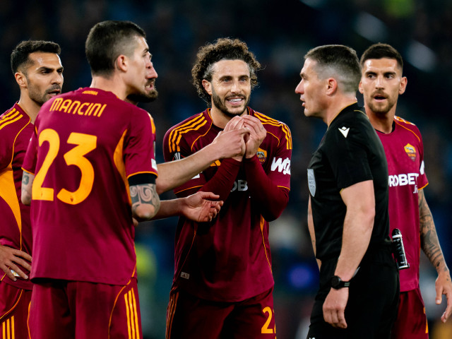 Imagini de coșmar în Europa League pentru ISIvan Kovacs: un stil de arbitraj care a stârnit controverse maxime, între cartonașe și penalty-uri Fotbalul european a fost din nou zguduit de un incident ieșit din comun, iar protagonistul celui mai recent scandal arbitral se numește Kovacs