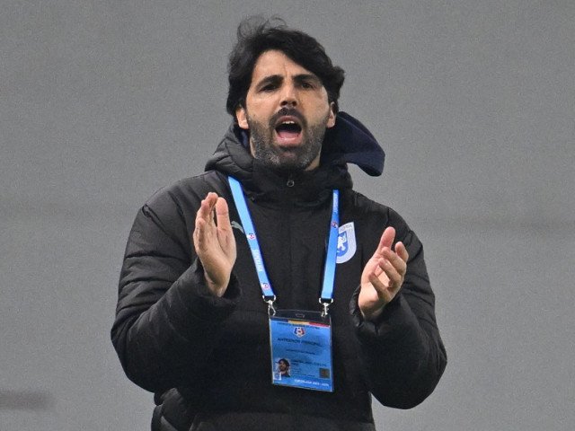 Universitatea Craiova, între tradiție și modernitate: „Este Rădoi creația noastră?” În ultimul timp, o întrebare retorică plutește în atmosfera fotbalului românesc: „Este Universitatea Craiova creația lui Rădoi?” Aceasta nu este doar o simplă dezbatere legată de rezultatele recente sau de stilul de joc, ci reflectă mai curând o dilemă despre identitate și direcție, în contextul în care echipa a reușit să devină simbolul unui oraș mândru de istoria și valorile sale