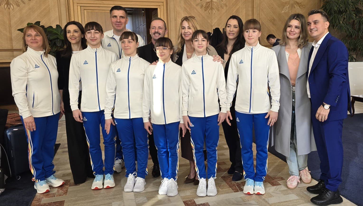 Nadia Comăneci a pornit luni dimineață spre Bruxelles, împreună cu o delegație formată din foste glorii ale gimnasticii românești și reprezentanți ai autorităților locale din Onești, pentru a participa la evenimente speciale dedicate aniversării a 50 de ani de la acesoria primei note 10 perfect obținute în istoria gimnasticii olimpice
