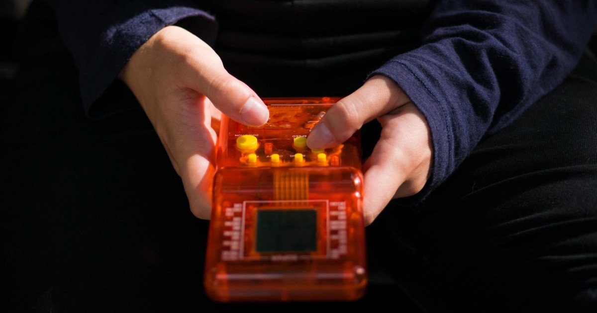 Jocul Tetris ar putea deveni un aliat neașteptat în lupta împotriva traumei, oferind o soluție inovatoare pentru reducerea amintirilor intruzive și a simptomelor asociate tulburării de stres post-traumatic (PTSD)