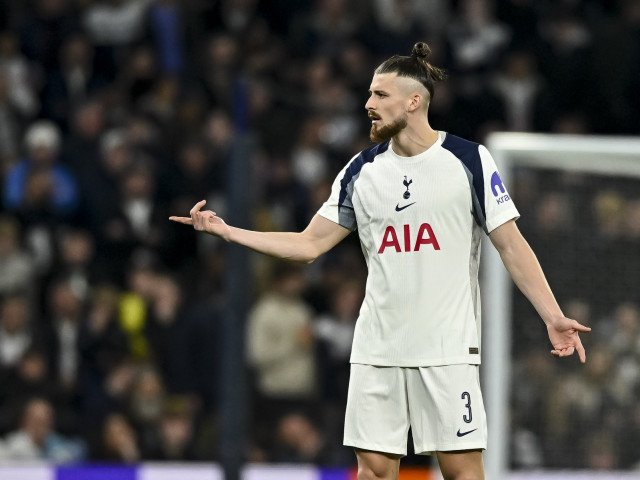 Radu Drăgușin a debutat în UEFA Champions League ca titular pentru Tottenham, într-un moment istoric pentru cariera sa, dar prestația sa pe teren nu a fost lipsită de critică