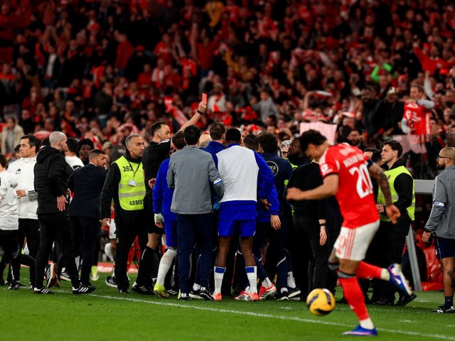 Derby extrem de tensionat la Lisabona: Benfica și FC Porto, două dintre cele mai mari rivale ale campionatului portughez, s-au întâlnit într-o partidă care va rămâne mult timp în memoria suporterilor, atât pentru intensitatea jocului, cât și pentru scandalul iscat după fluierul final