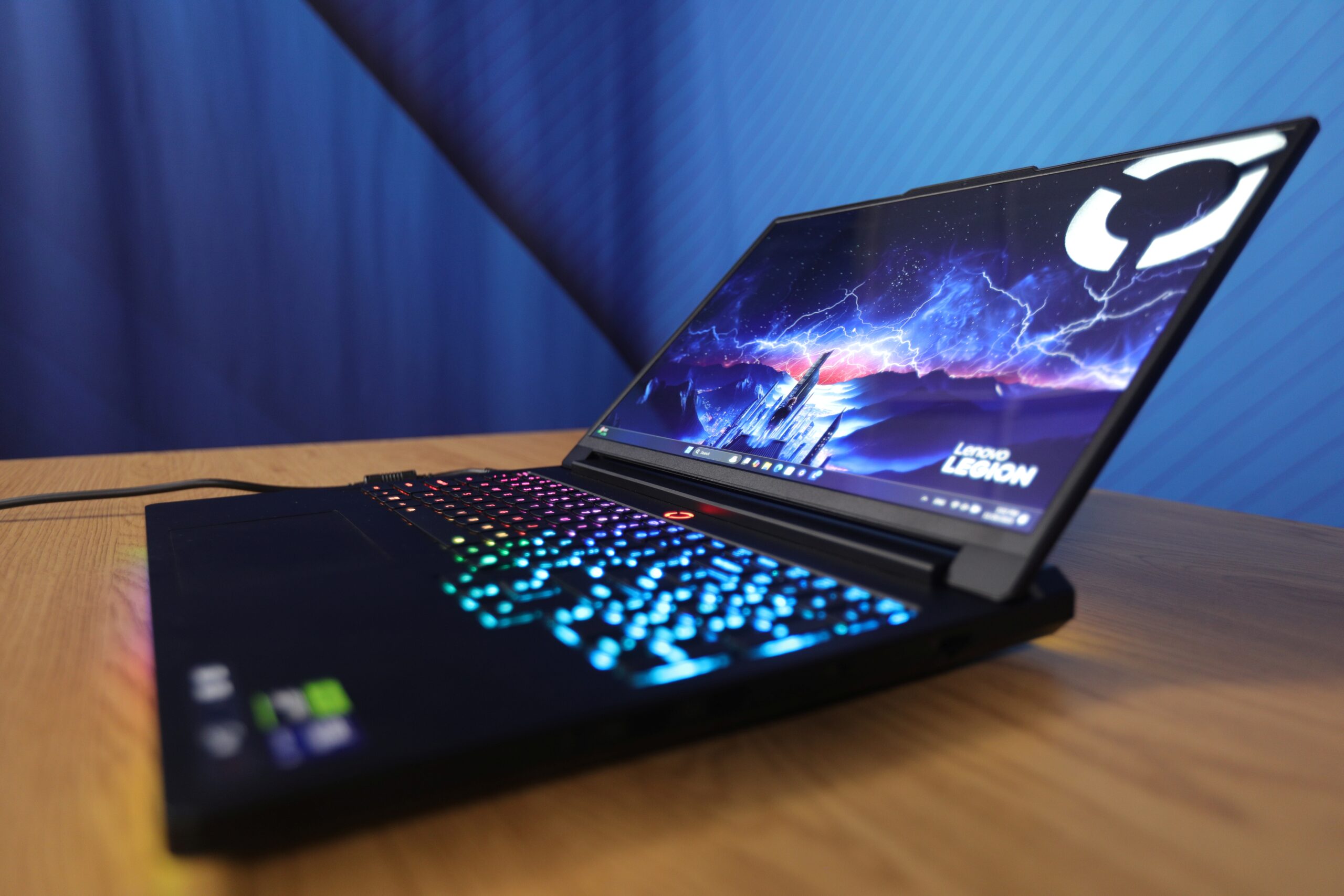 Top 5 greșeli care distrug laptopul fără să realizezi