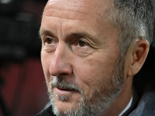 Imagine rară cu MM Stoica: cum arăta în 1996 actualul șef de la FCSB, înainte de a deveni fanaticul fotbalului românesc În lumea fotbalului românesc, numele lui Mihai Stoica este sinonim cu spiritul contestatar, strategiile sale inteligente și implicarea de-o viață în universul sportiv