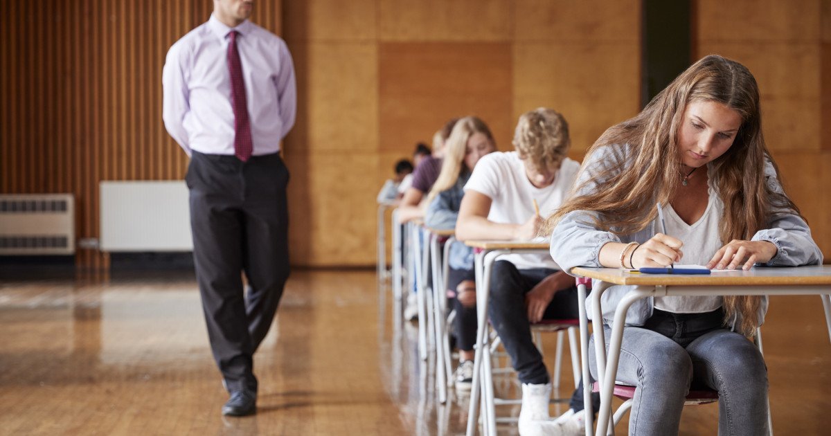 Peste 8.700 de profesori evaluatori s-au înscris pentru simularea Evaluării Naționale, anunță ministrul Educației, Mihai Dimian, într-un efort de a asigura buna derulare a examenelor naționale din acest an