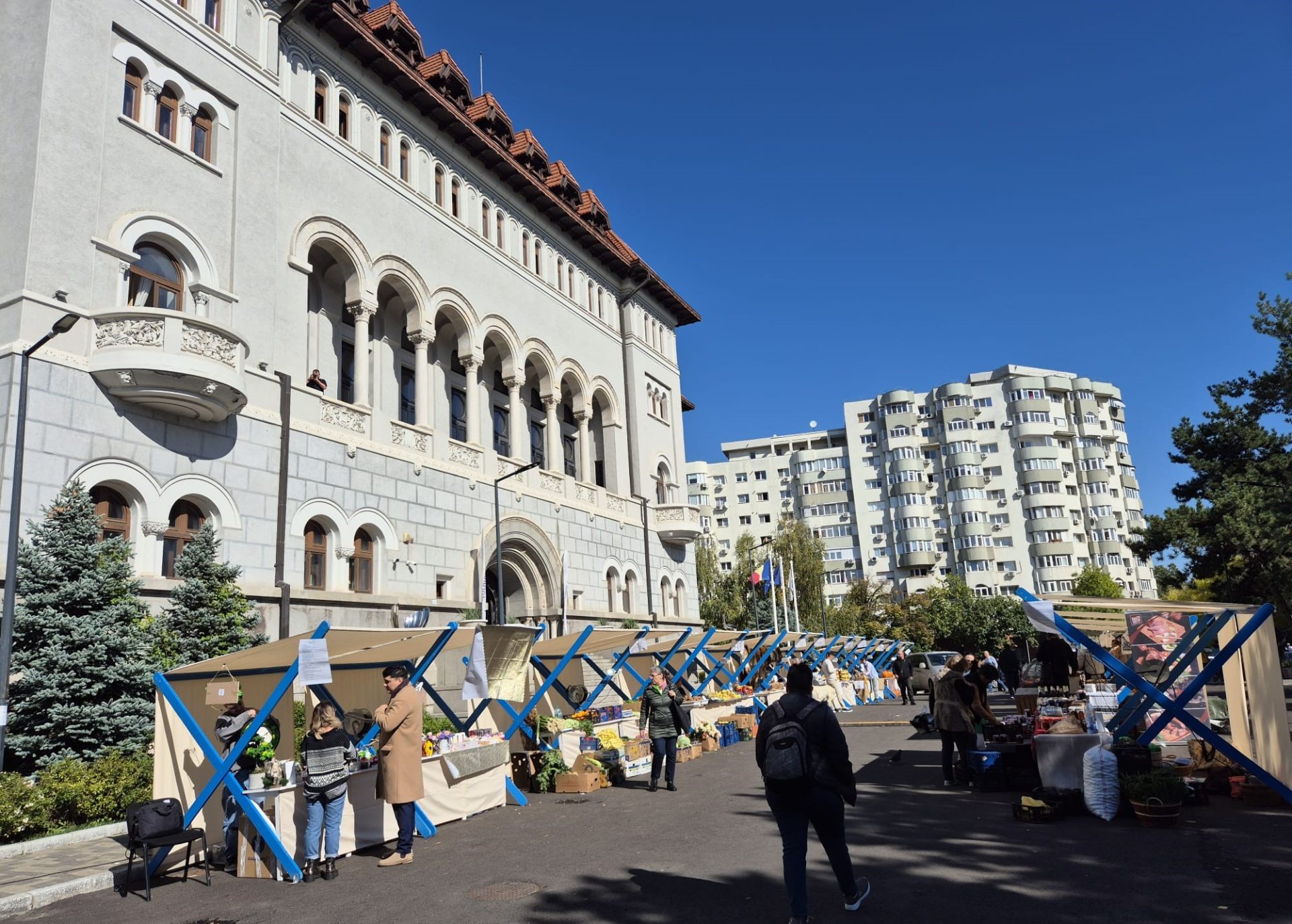 Piețele tematice și evenimente culturale revin în prim-planul vieții bucureștene în această primăvară Bucureștiul se pregătește să reia ritmul obișnuit al evenimentelor locale, aducând în prim-plan piețele volante și activitățile culturale menite să susțină producătorii români și să ofere locuitorilor oportunități de a petrece timpul liber în aer liber, într-un mod autentic și sustenabil