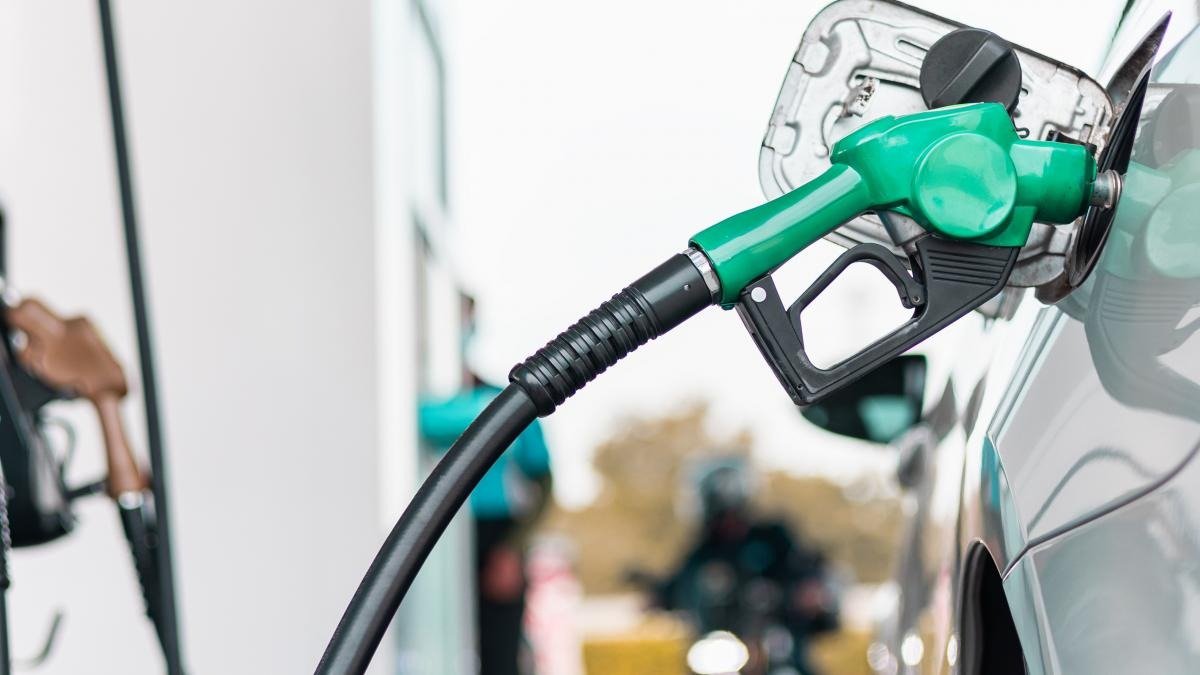 De la o zi la alta, românii au fost martorii unor fluctuații semnificative ale prețurilor la carburanți, în timp ce vecinii bulgari se bucură de prețuri mai mici, motiv pentru care mulți automobiliști se orientează către benzinării din Ruse sau Sofia