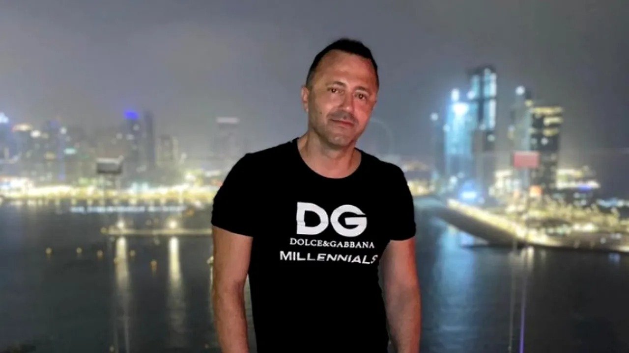 Răsturnare de situație în cazul morții lui Adrian Kreiner: suspecții îți schimbă mărturiile Din nou, cazul uciderii multimilionarului sibian Adrian Kreiner face valuri în peisajul justiției românești, adăugând un nou capitol unei povești care a șocat opinia publică