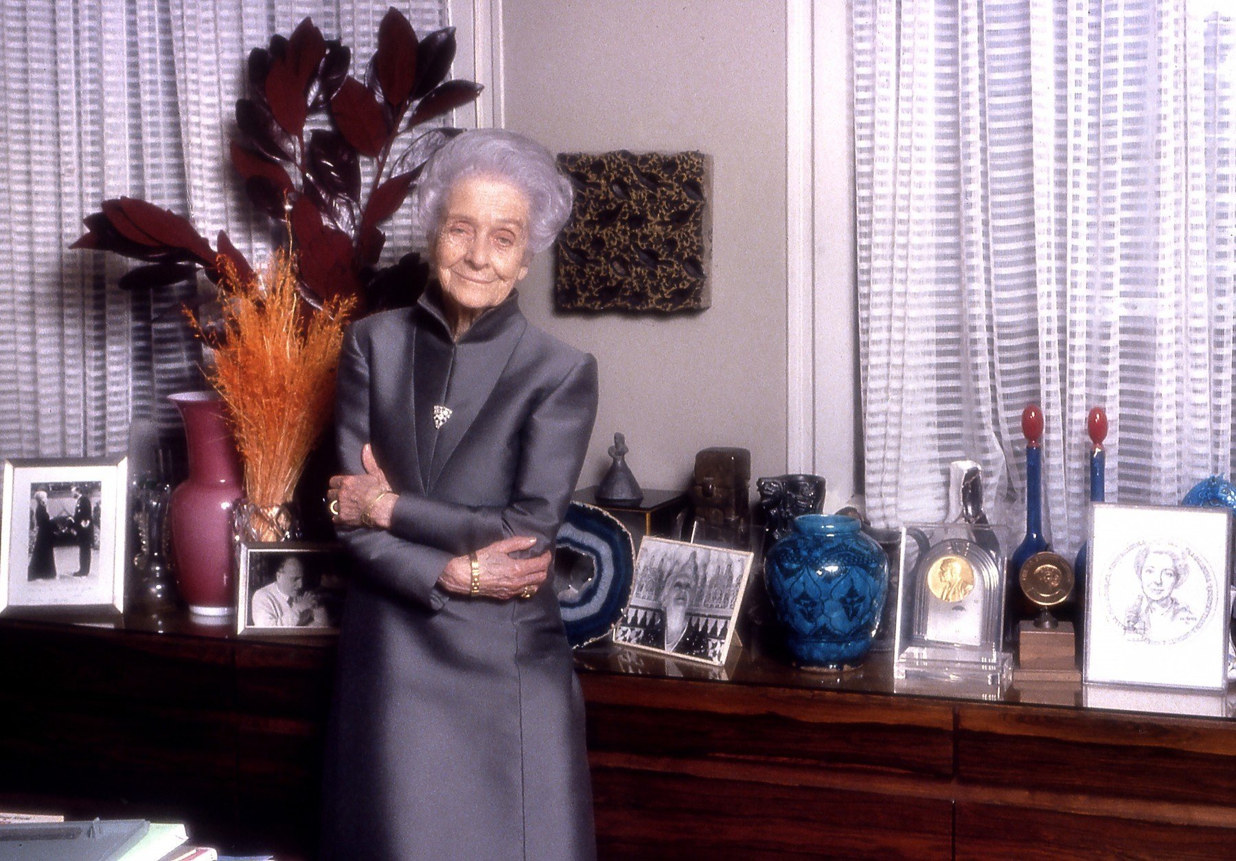 Cercetătoarea Rita Levi-Montalcini, concediată, a câștigat Nobelul.