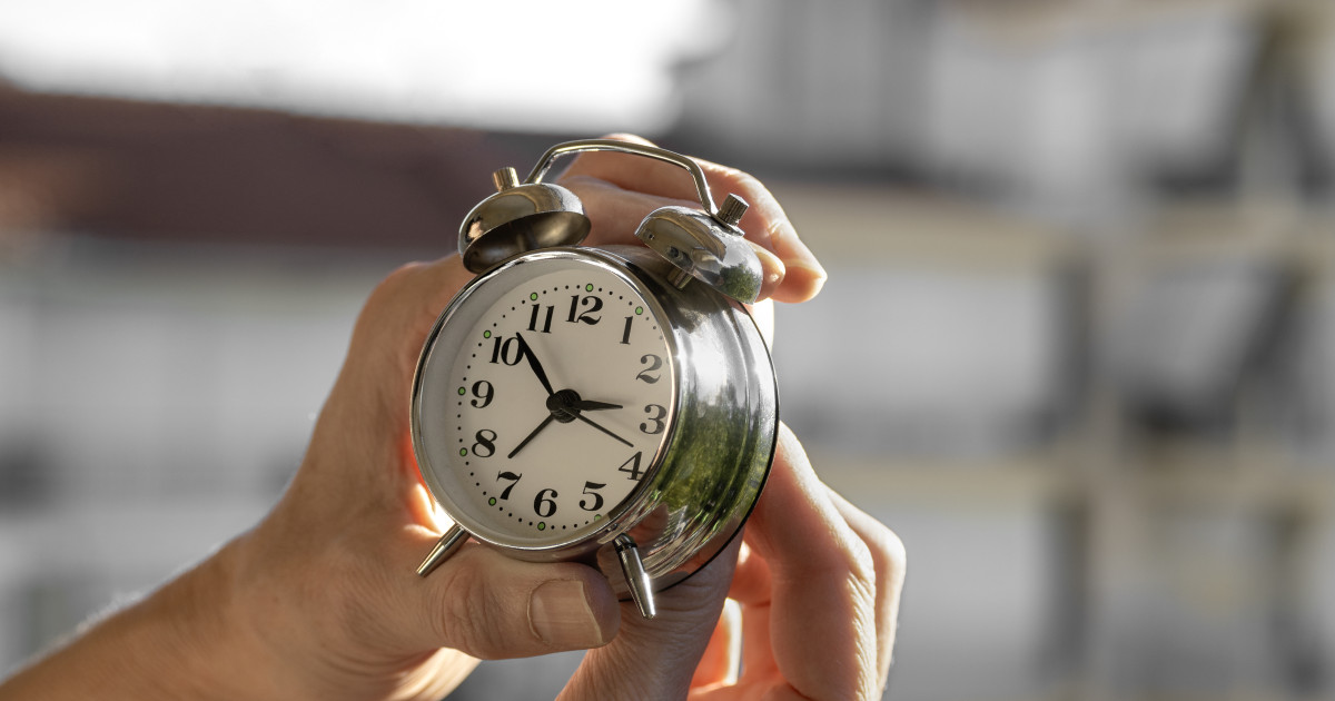 România trece la ora de vară 2026: Avertismentul medicilor privind efectele schimbării asupra somnului