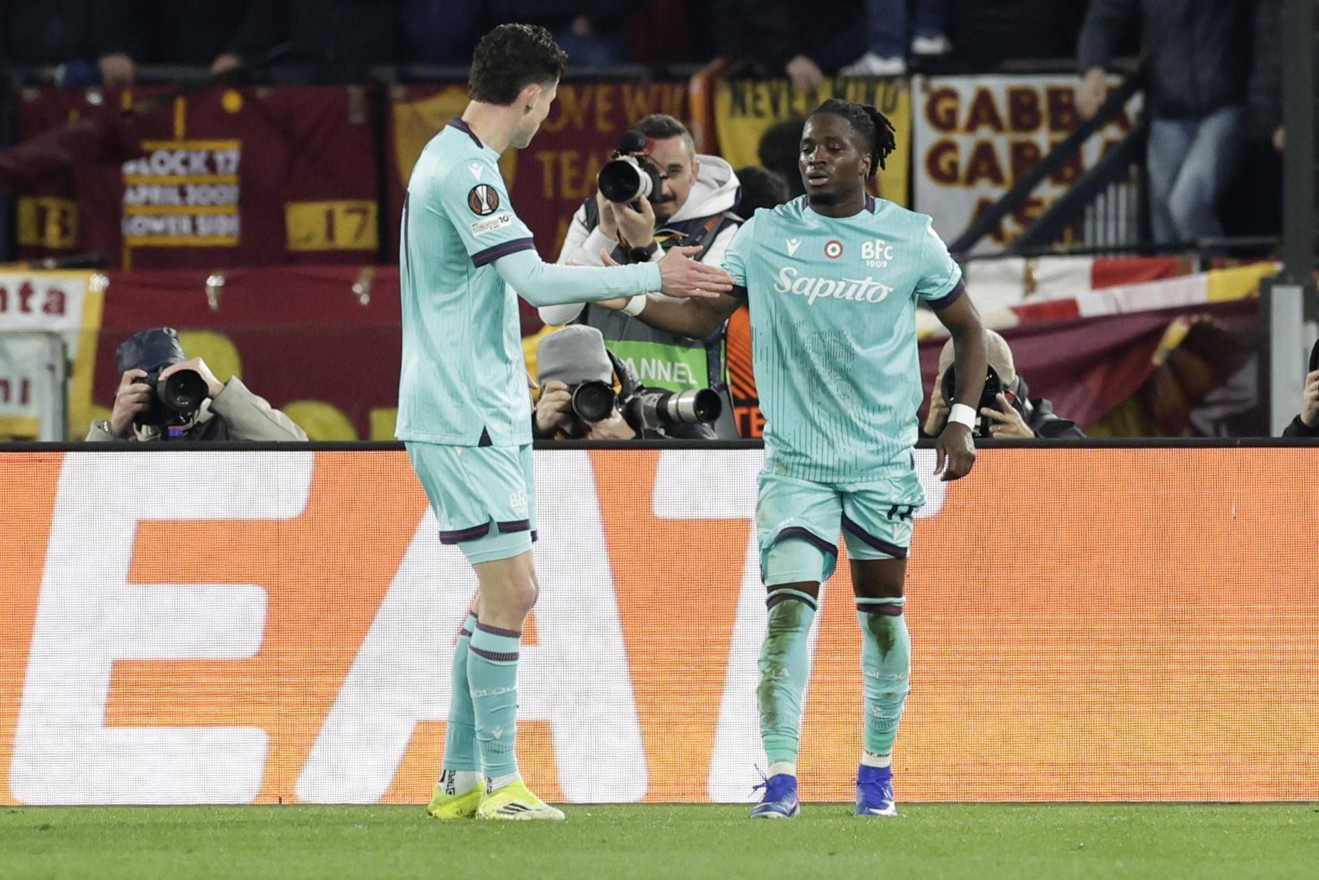 Roma-Bologna, gol rossoblù di Rowe tra le proteste. Cos'è successo in Europa League