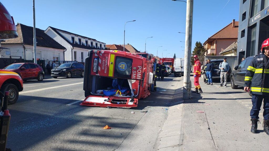 Accident grav cu ambulanță SMURD în Timișoara: șapte răniți și activarea planului roșu de intervenție Un accident rutier spectaculos și grav a avut loc în această dimineață în cadrul orașului Timișoara, după ce o ambulanță SMURD a intrat în coliziune cu un autoturism, fiind nevoie de activarea planului roșu de intervenție