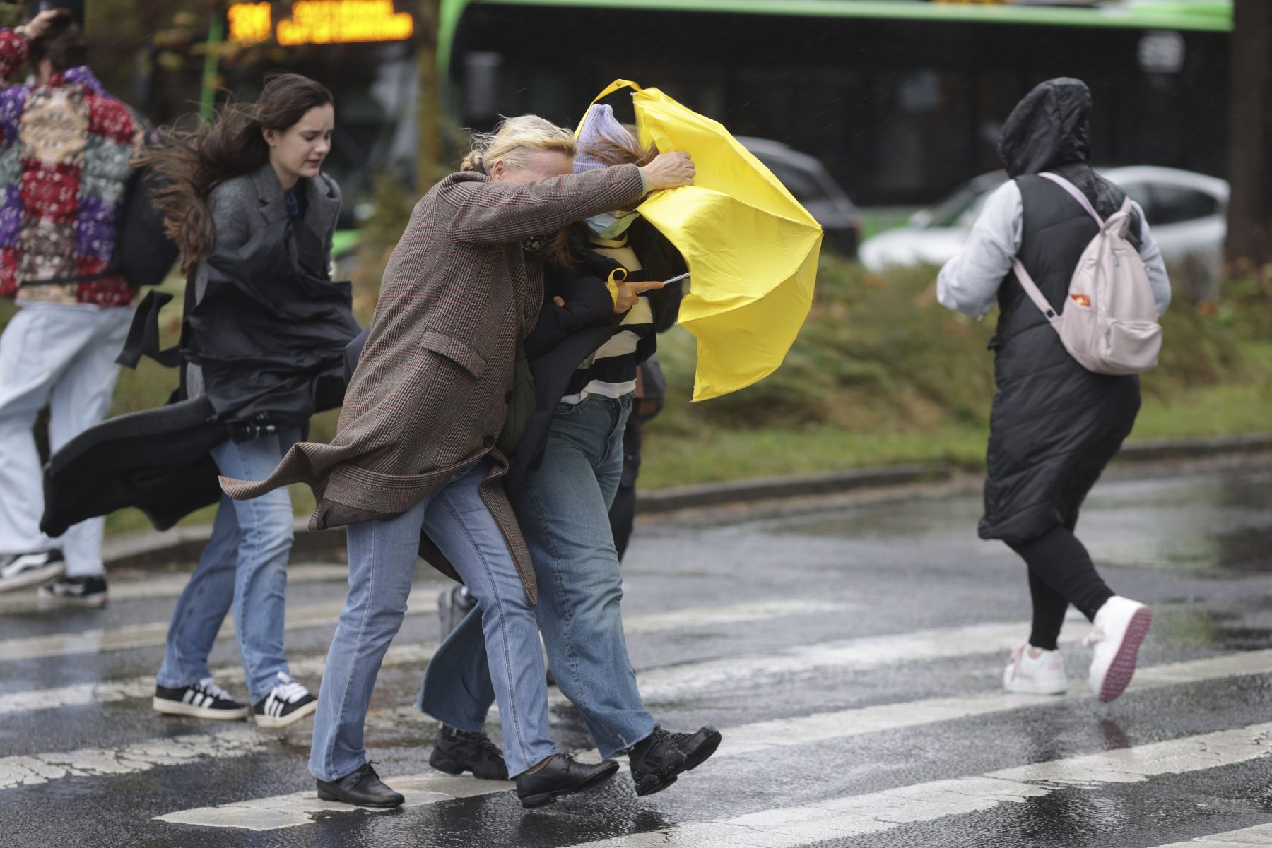 Vânt năprasnic în țară: Ce ne așteaptă la București, anunță meteorologii