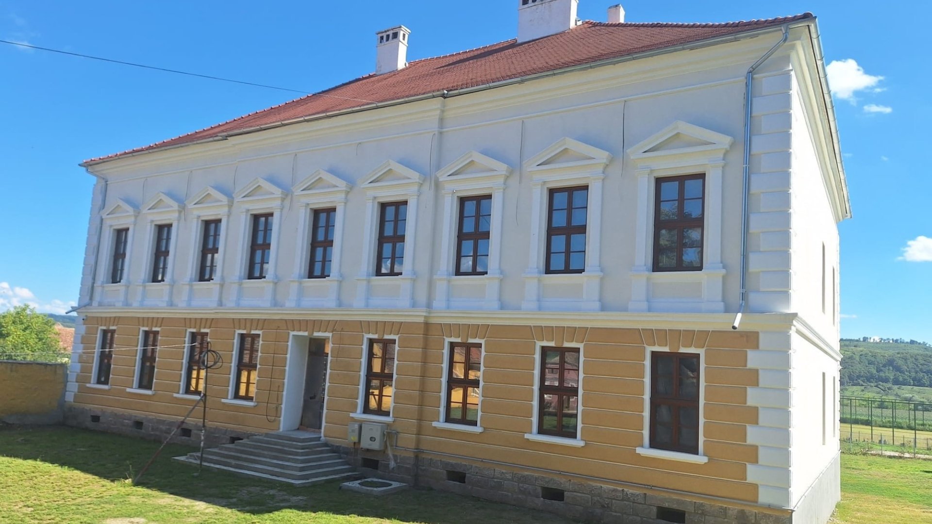 O comună din județul Sibiu face istorie în sistemul educațional românesc, devenind prima localitate care are două școli complet adaptate pentru predarea digitală și tehnologii inovative