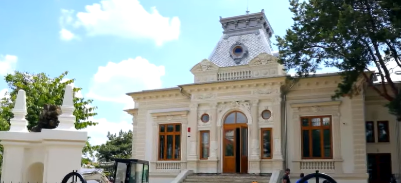 Casa Alaci din Focșani, monument de patrimoniu și simbol al istoriei orașului, riscă să devină din nou subiectul unei epurări teritoriale, după ce decizia recentă a autorităților a deschis calea către o posibilă retrocedare în natură către moștenitori