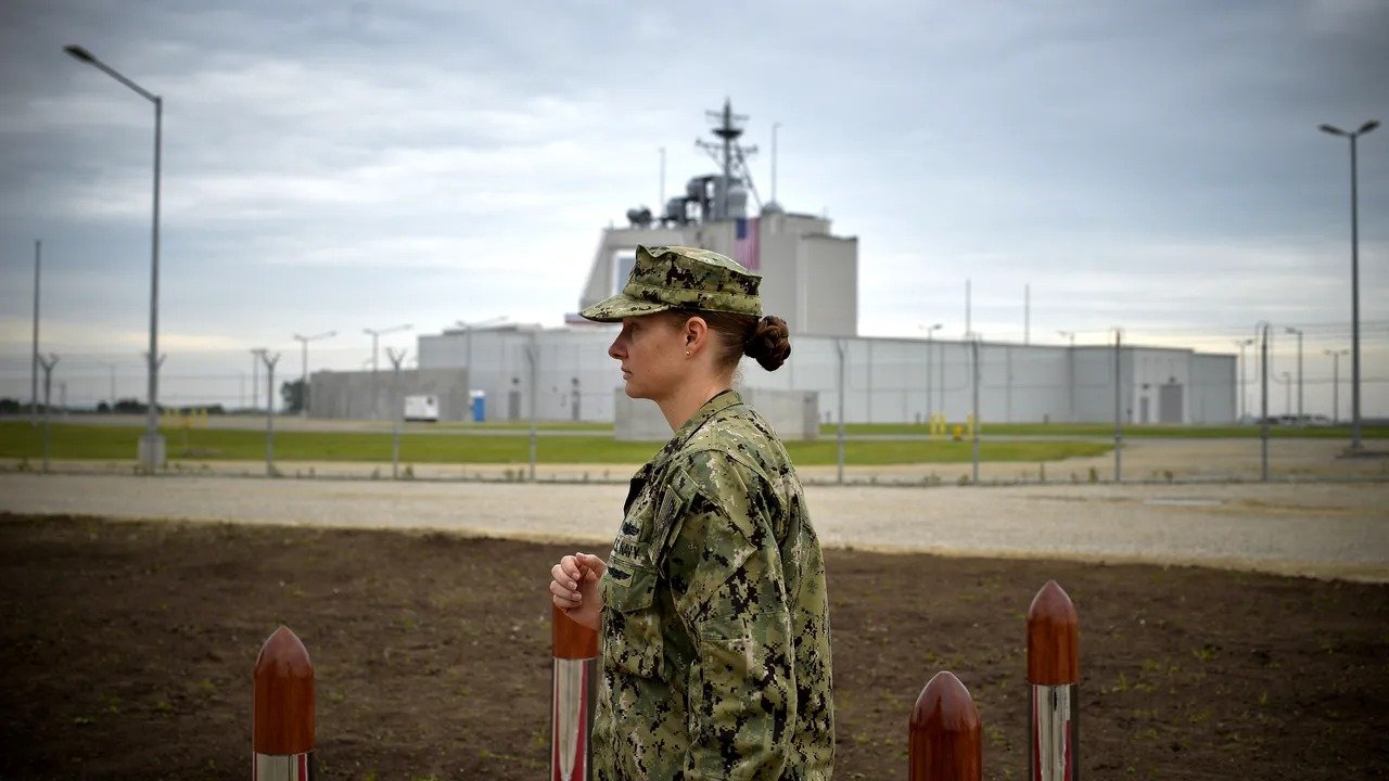 Scutul antirachetă de la Deveselu, în fața provocărilor globale ale apărării militare Într-un context geopolitic tot mai tensionat, sistemele de apărare antirachetă reprezintă un element esențial al strategiei militare moderne