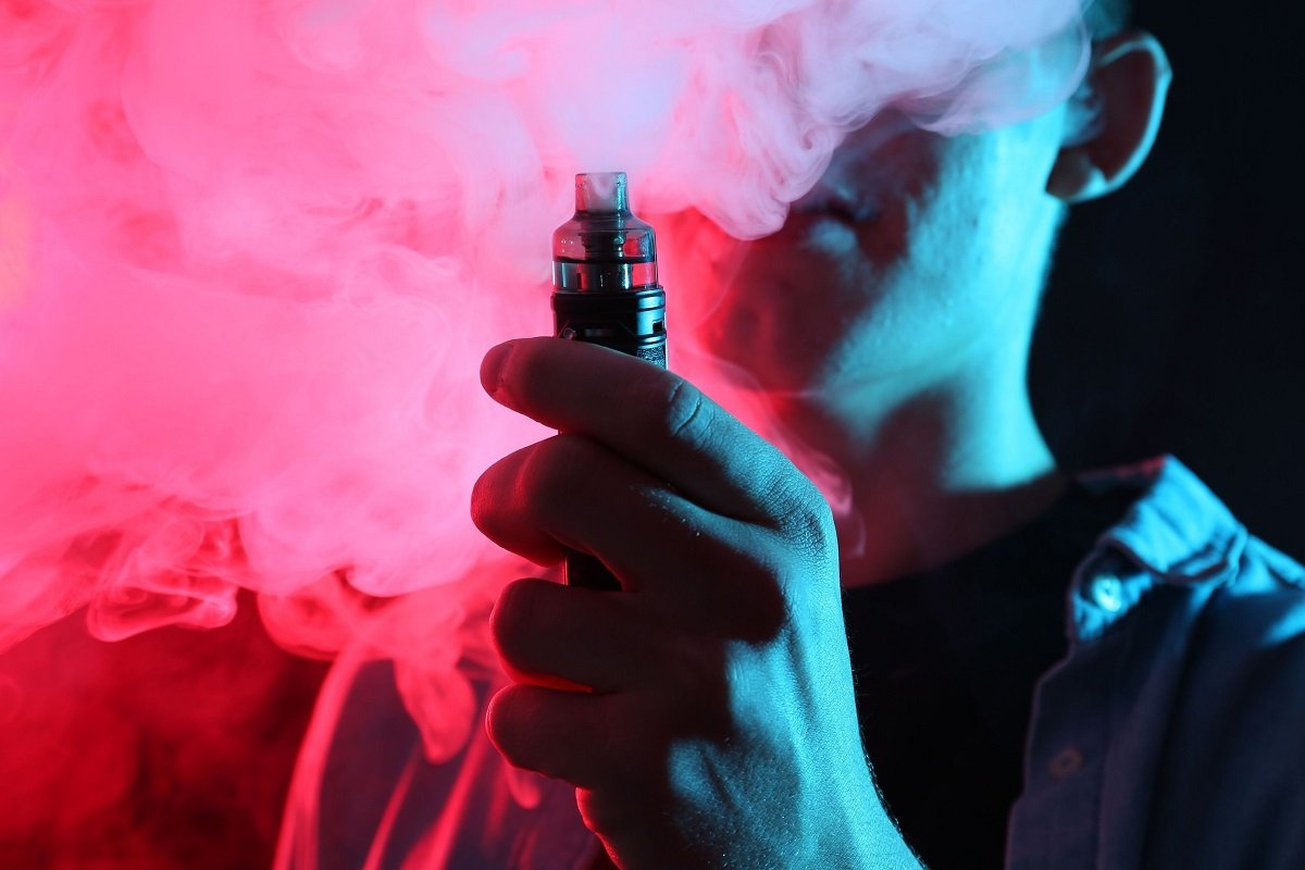 Autoritățile din România analizează, în prezent, posibilitatea introducerii unor restricții semnificative pentru utilizarea țigărilor electronice în spațiile publice, în contextul creșterii semnificative a controalelor și reglementărilor pentru fumat