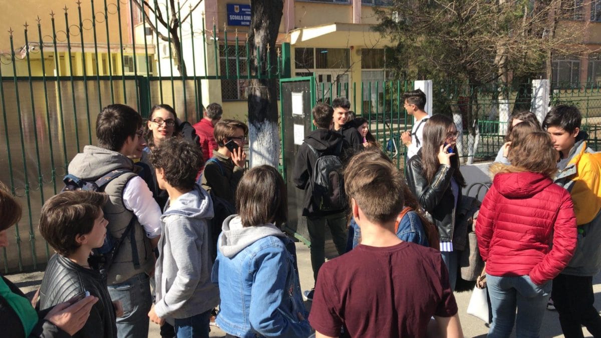 Proteste în rândul elevilor și profesorilor: boicotarea simulărilor naționale în pragul unui an școlar plin de incertitudini Tensiuni majore în sistemul de învățământ românesc, pe fondul nemulțumirilor generate de măsurile și reformele promovate de autorități
