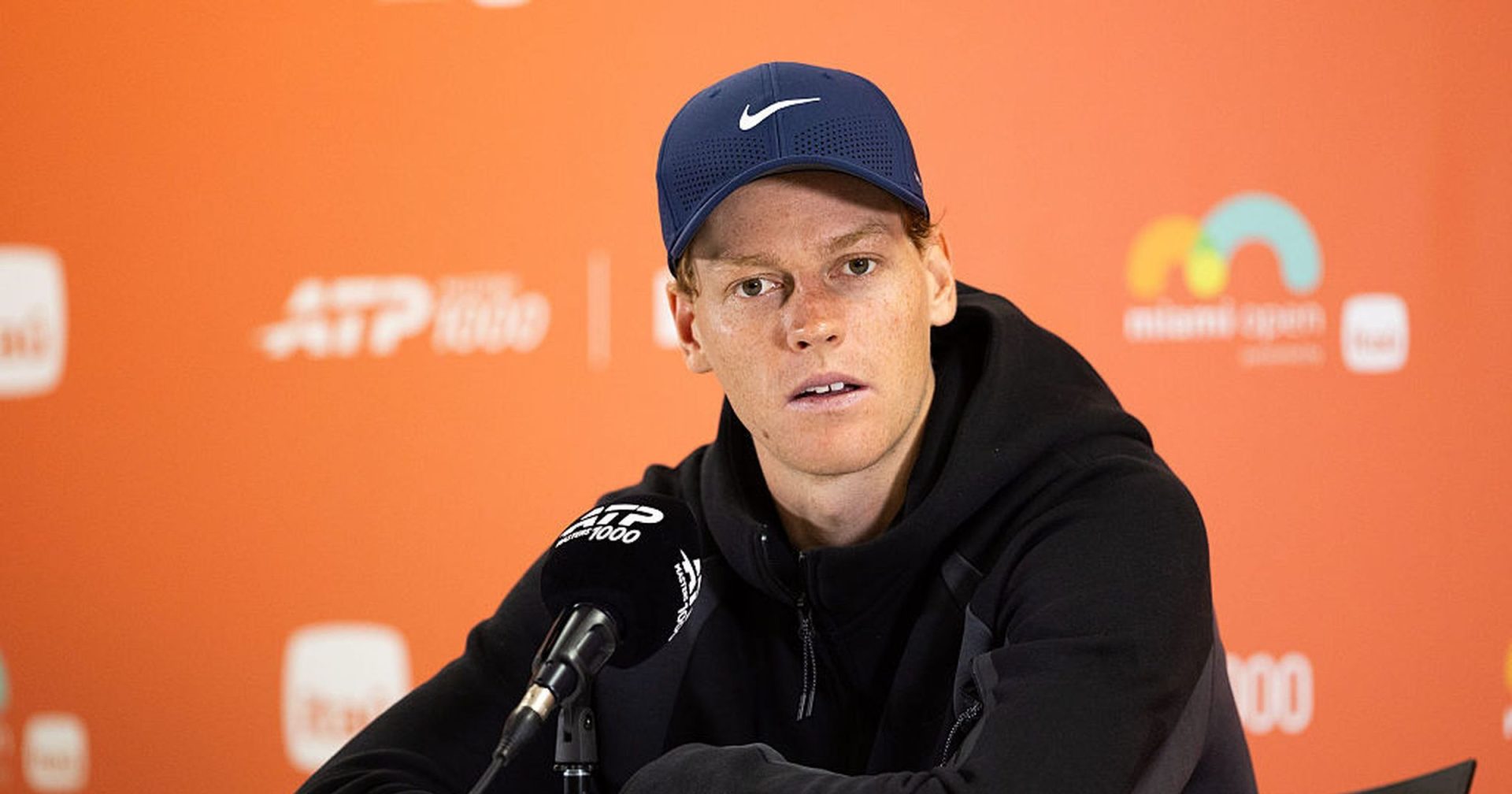 Jannik Sinner s-a calificat în finala turneului de la Miami, după o victorie clară în două seturi în fața lui Alexander Zverev, scor 6-3, 7-6, și continuă să-și promoveze cu hotărâre poziția din circuitul ATP