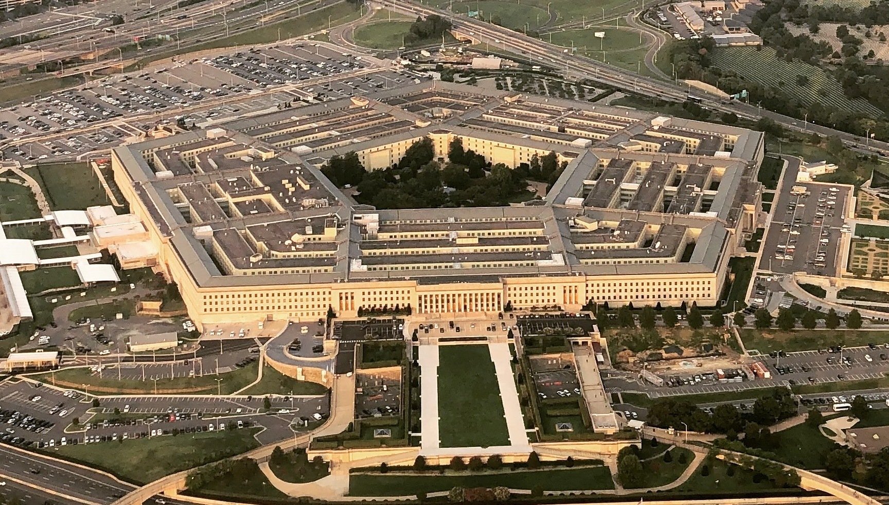 Pentagonul a numit un nou oficial pentru coordonarea proiectelor de inteligență artificială, marcând astfel un pas important în eforturile Statelor Unite de a avansa tehnologia militară