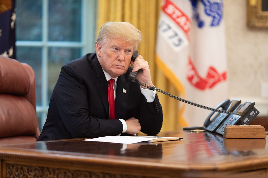 Tensiuni la vârf: Donald Trump amenință cu intervenții directe în alegerea liderului suprem al Iranului, în timp ce Teheranul își păstrează poziția Războiul informațional și tensiunile politice din Orientul Mijlociu ating un nou prag după asasinarea ayatollahului Ali Khamenei într-un atac aerian controversat