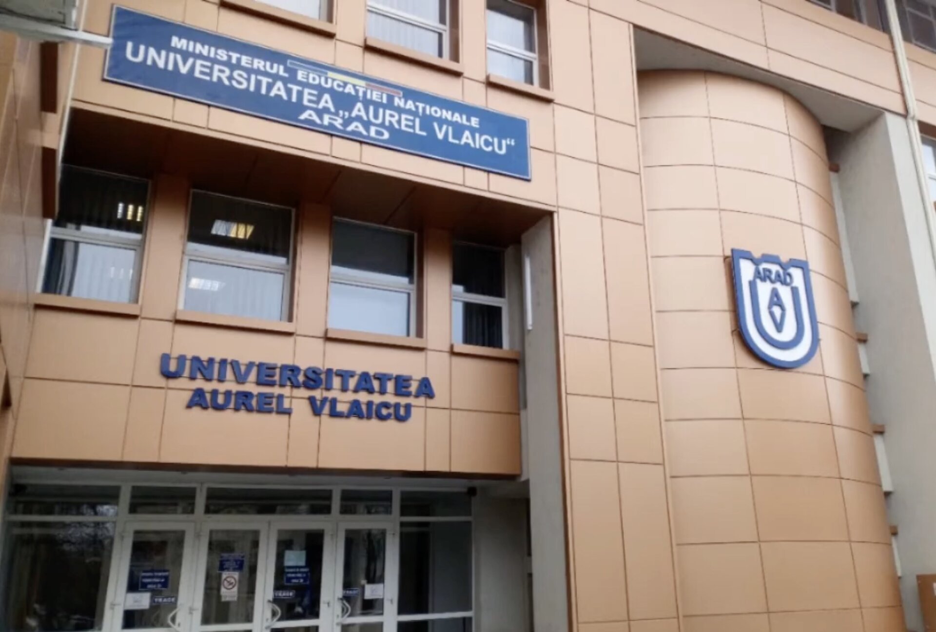 Universitatea „Aurel Vlaicu” din Arad introduce acțiuni legale pentru gestionarea unor nereguli descoperite în domeniul managerial Universitatea „Aurel Vlaicu” din Arad a anunțat, recent, faptul că a depus o plângere penală după ce rezultate ale unui audit extern făcut de specialiști independenți au scos la iveală serii de nereguli în gestionarea fondurilor și activitatea instituției în perioada mandatului fostului rector, Ramona Lile